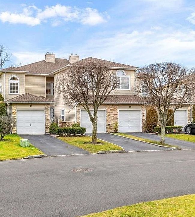 Photo of 1 Wind Watch Dr, Hauppauge, NY
