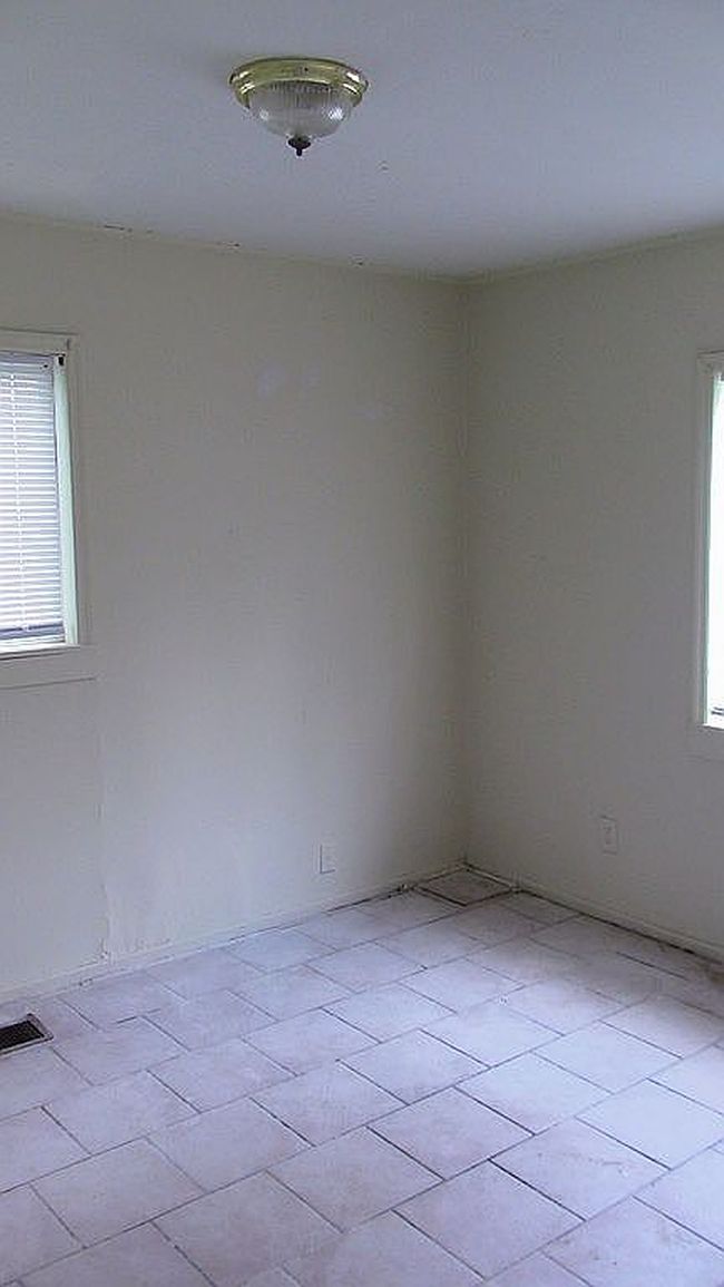 Photo of 990 Antwerp Rd, Whitehall, OH