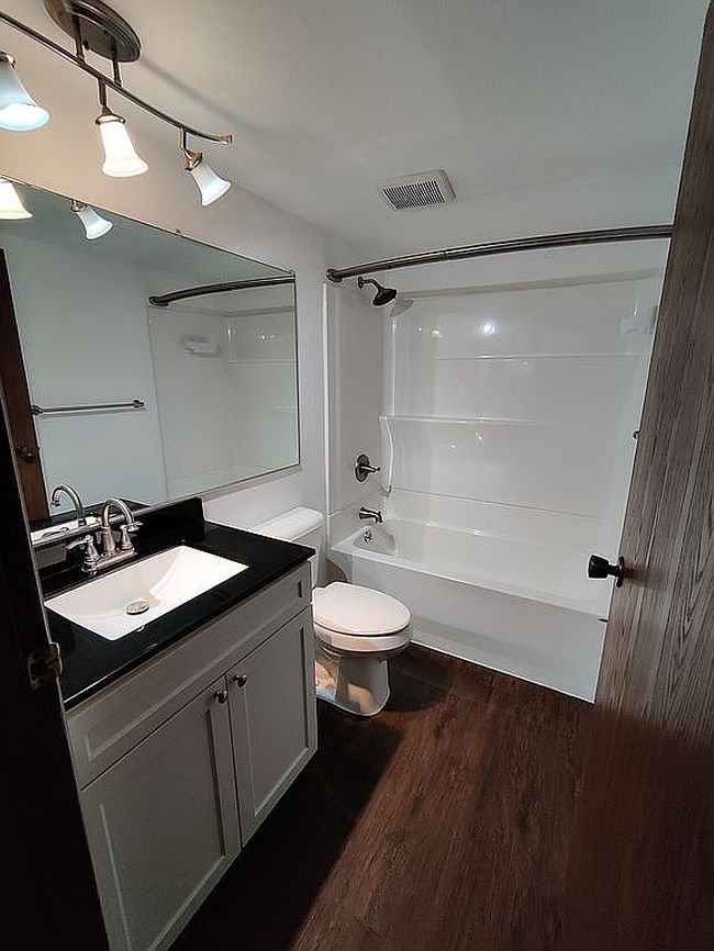 Image of 506 Commercial St Apt J
