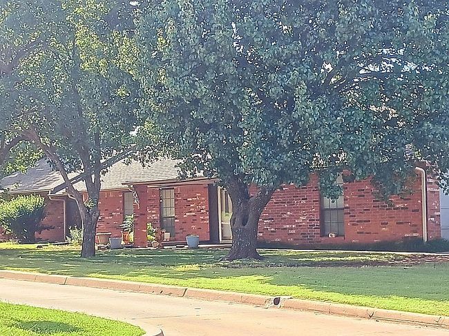 Photo of 2401 Oak Forest Dr, Norman, OK