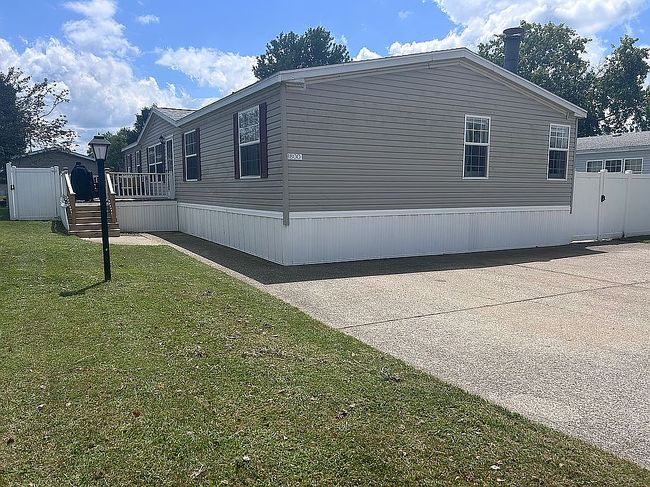 Photo of 1800 Illini Dr, Evansville, IN
