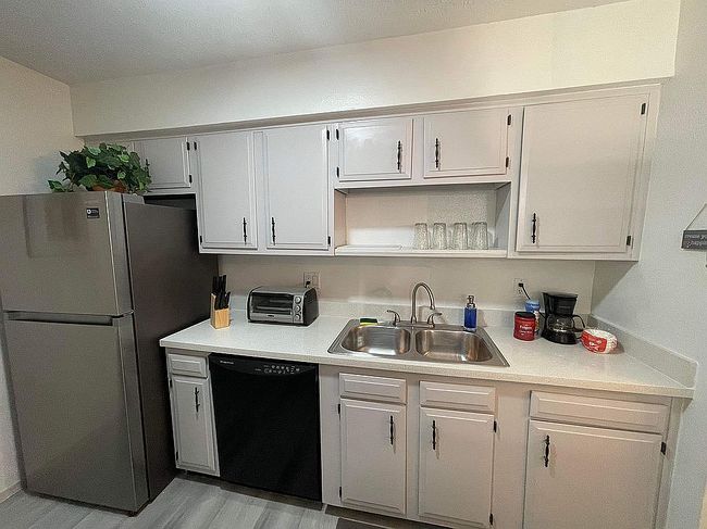 Additional photo 3 of property located at 10555 Turtlewood Ct Unit 301