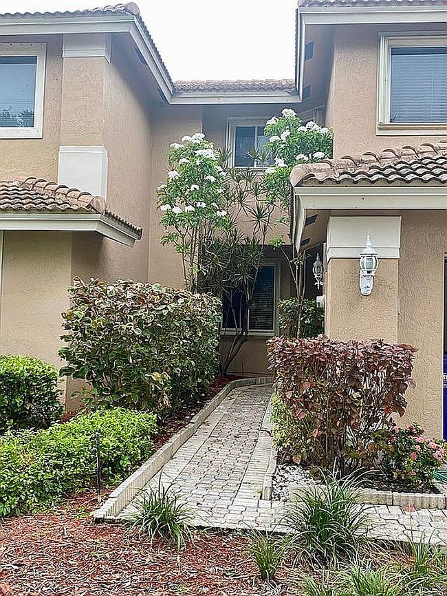 Photo of 1018 Sw 158th Way #3-1