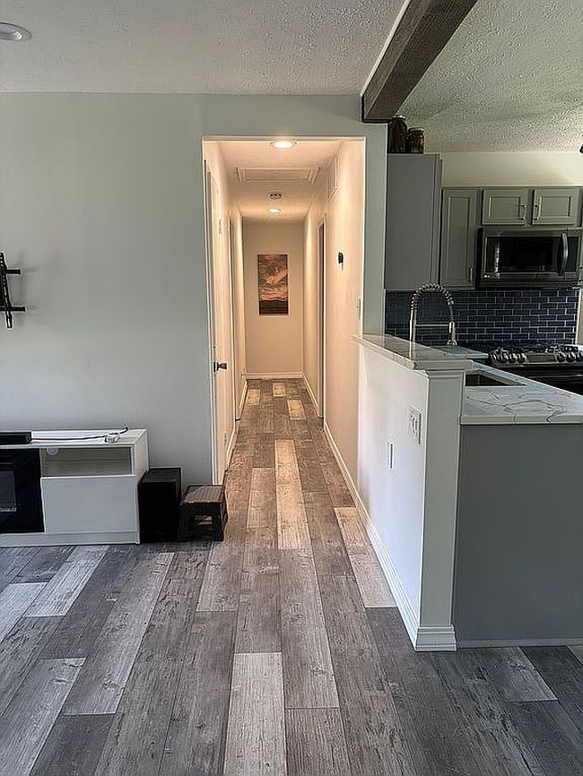 Photo of 784 Robinhood Dr, Aurora, OH
