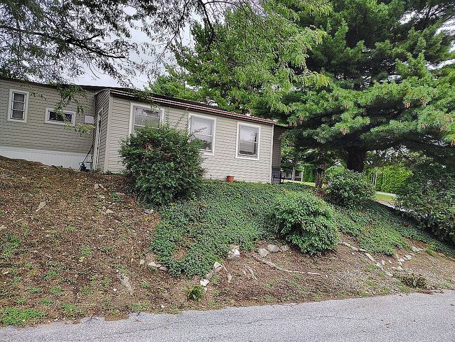 Photo of 6018 Ambler Ct, Slatington, PA