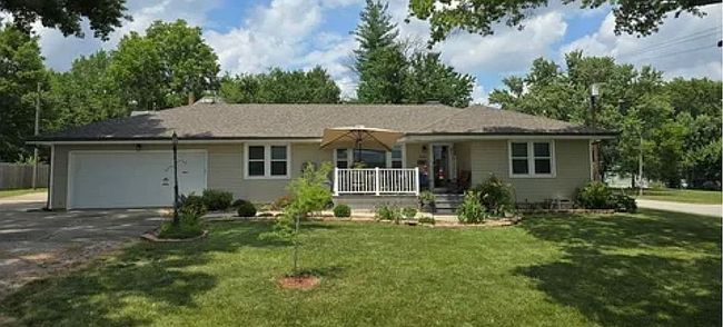Photo of 300 Mark St, Hamilton, MO