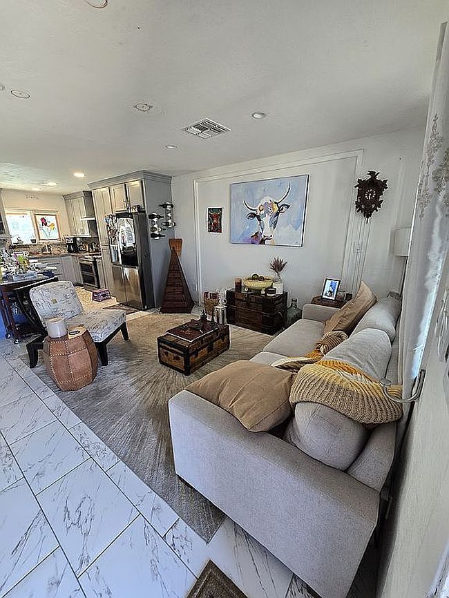 Additional photo 3 of property located at 2900 W Basil Pl