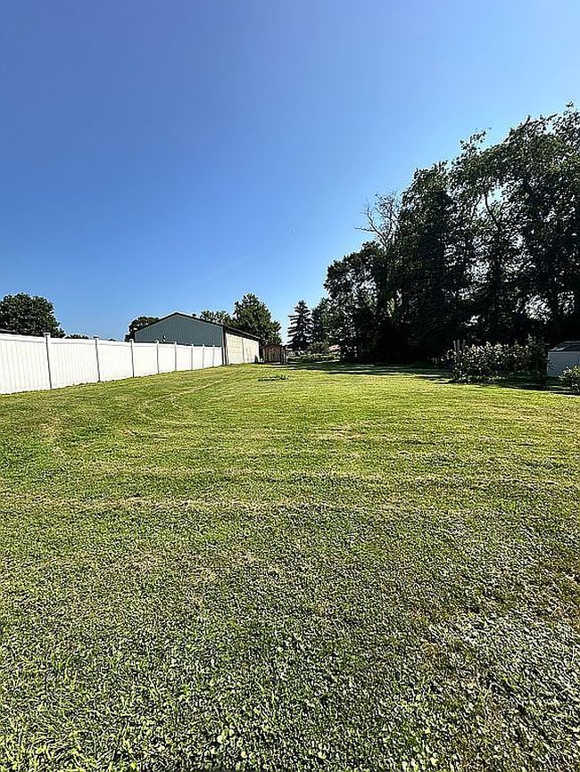 Photo of 2045 Oak Dr, Ford City, PA