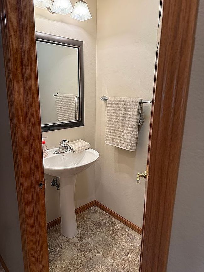 Photo of 1424 Sharpstone Dr, Mitchell, SD
