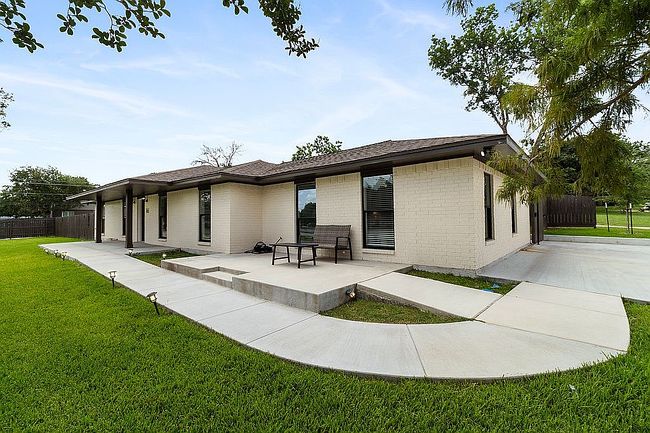 Photo of 1502 Merry Oaks Dr, College Station, TX