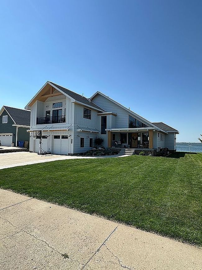 Photo of 532 S Lake Dr, Watertown, SD
