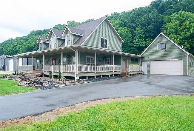 Photo of 4605 Stoneview Dr, Charlestown, IN