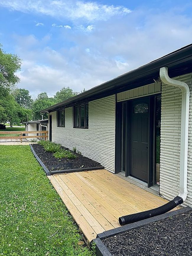 Photo of 2550 Ivy Ln, Decatur, IL