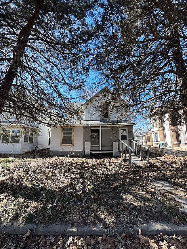 Image of 923 Nw Van Buren St