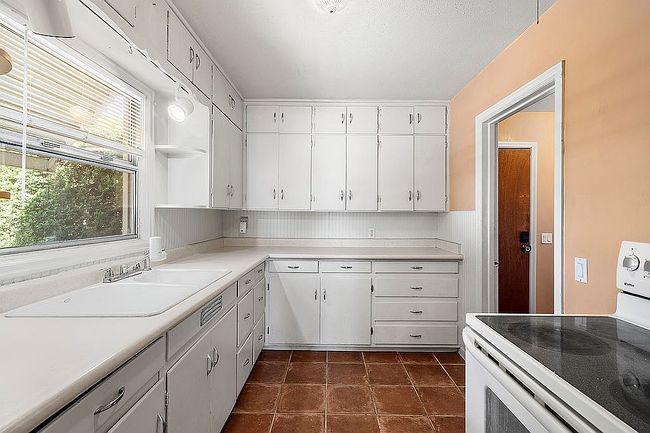 Additional photo 1 of property located at 916 W 4th St