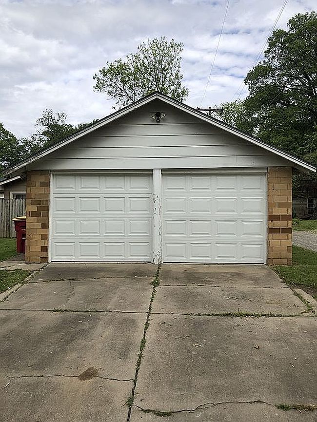 Photo of 817 W 9th St, Pittsburg, KS