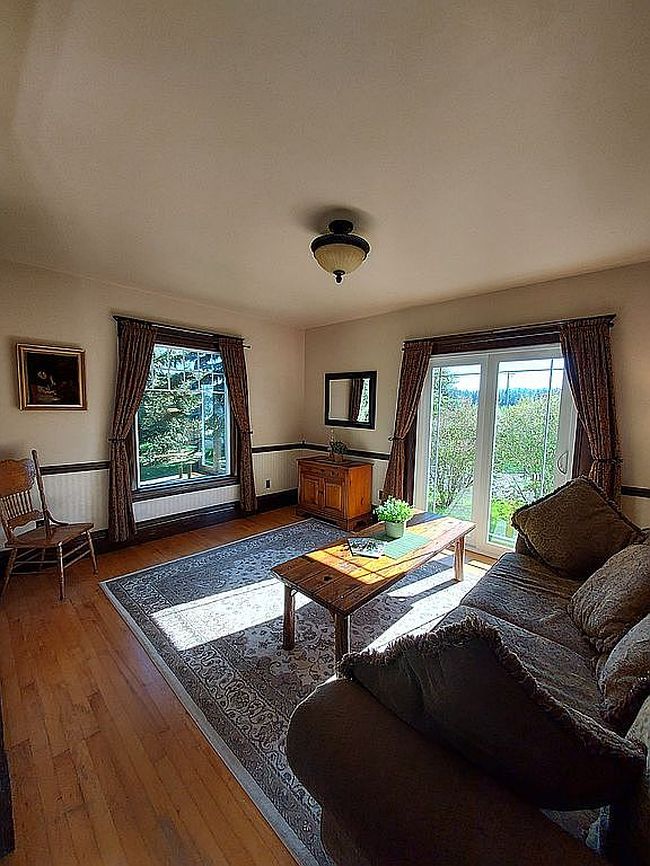 Image of 1380 Lower Valley Rd