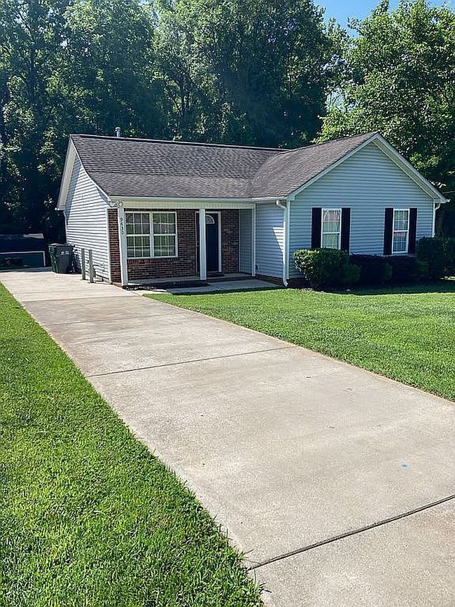 Photo of 9430 Feldbank Dr, Charlotte, NC