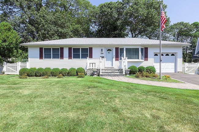 Photo of 295 5th St, Saint James, NY