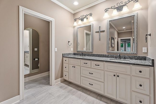 Image of 2906 Versailles Pl