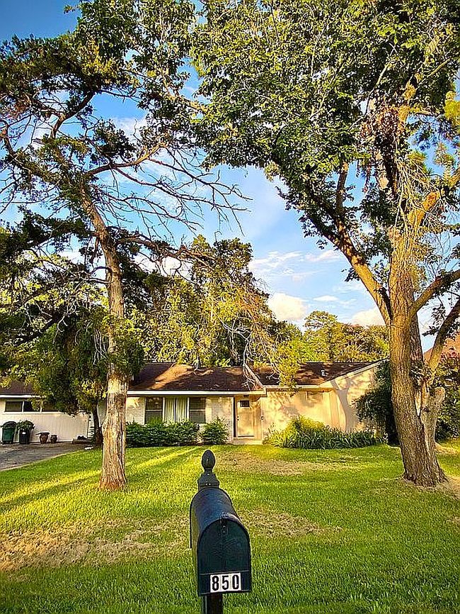 Photo of 850 Pecanwood Ln, Houston, TX