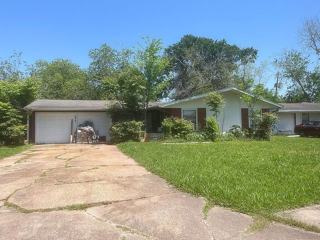 5947 Willow Glen Dr, Houston, TX