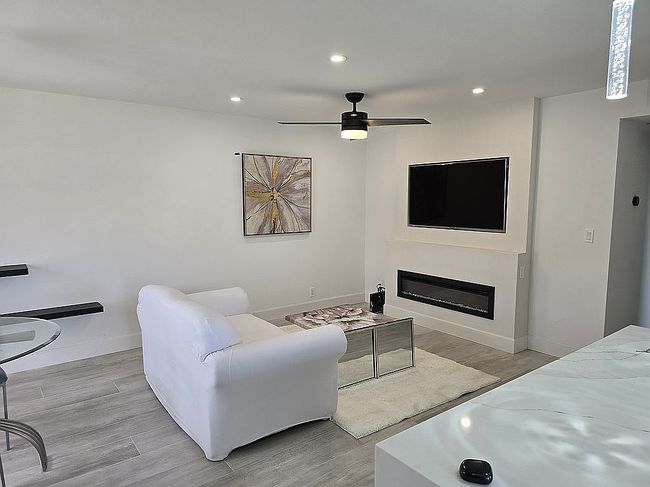 Additional photo 3 of property located at 319 Preston Way E #H