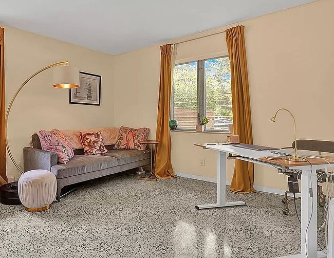 Additional photo 2 of property located at 707 Se 11th Ct