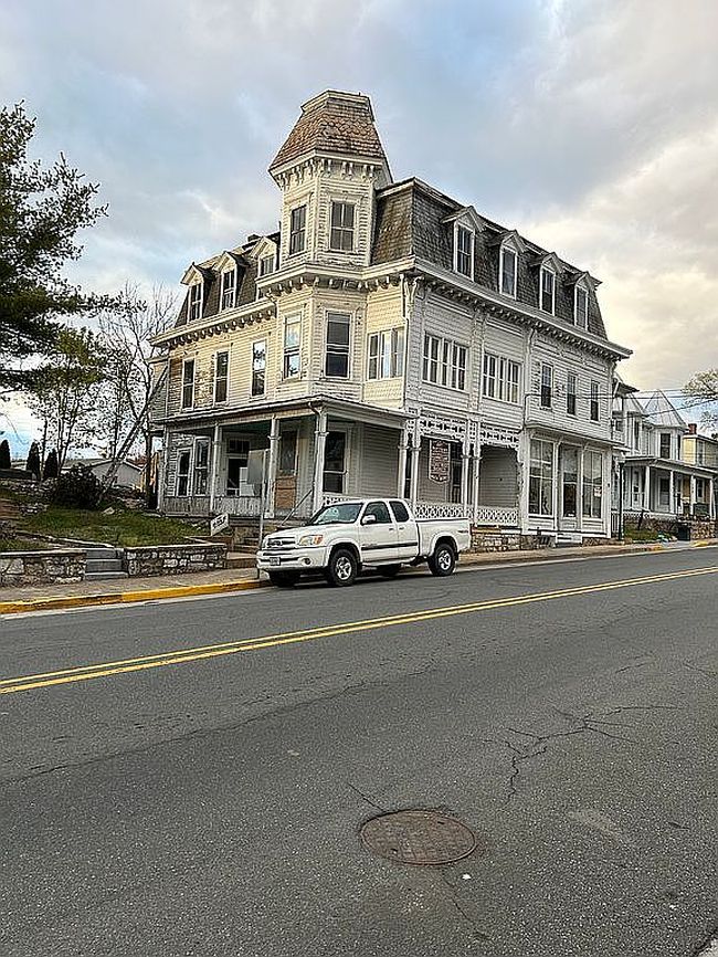 Photo of 102 N Main St, Edinburg, VA