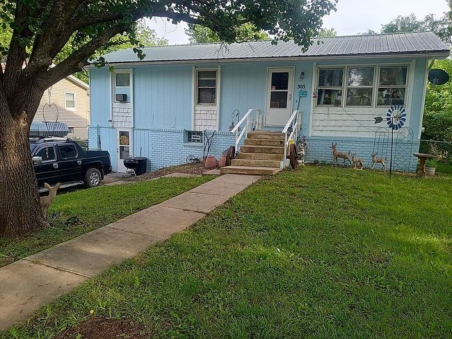 Image of 305 W 2nd St