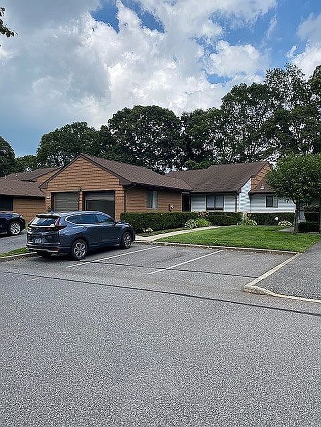 Photo of 11 Ashley Cir, Commack, NY
