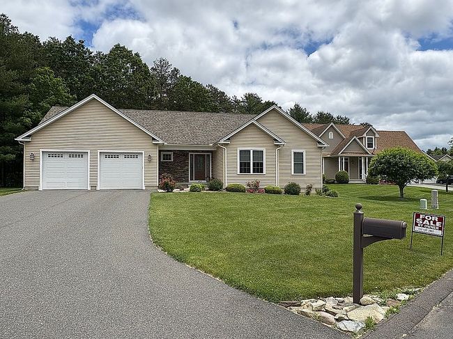 Photo of 43 Caddyshack Dr, Chicopee, MA