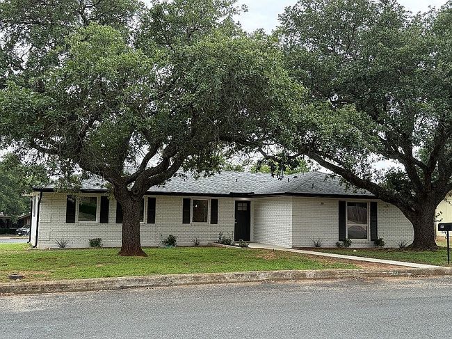 Photo of 323 Broadmoor Dr, Fredericksburg, TX