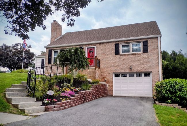 Photo of 27 Crescent St, Hummelstown, PA