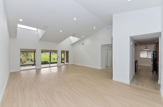 Image of 4761 Fountains Dr S