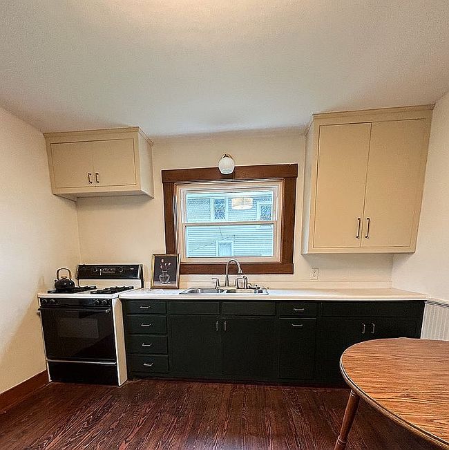 Image of 665 W Clark St