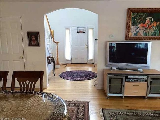Photo of 215 Moss Farms Rd, Cheshire, CT