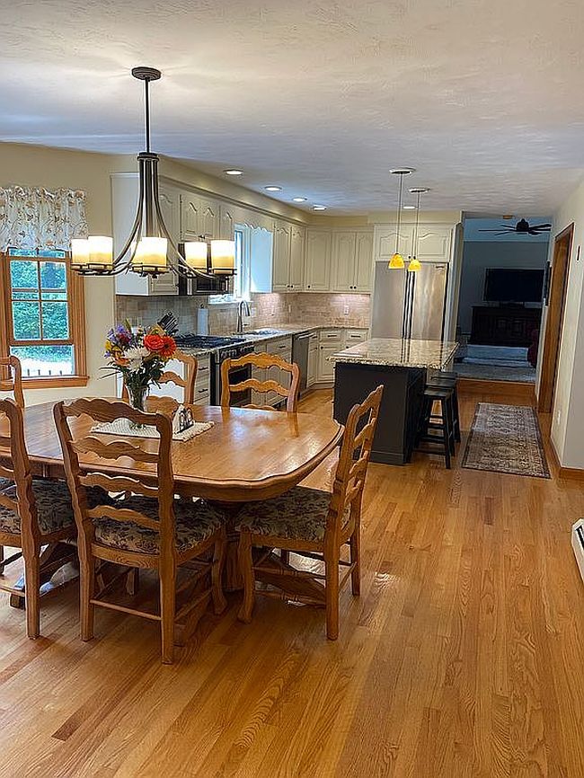 Photo of 5 Wildflower Dr, Sutton, MA
