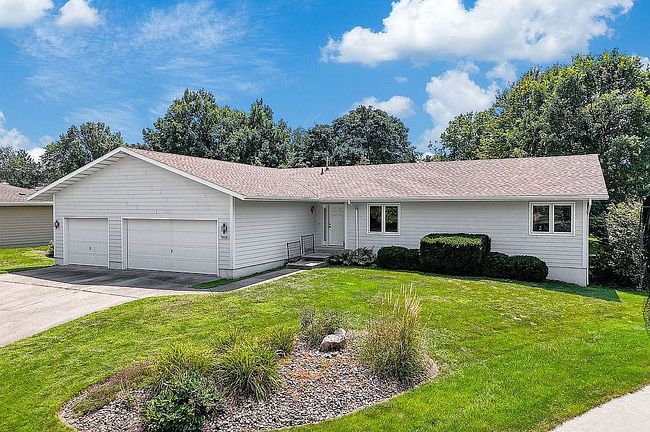 Photo of 7808 Sharon Dr, Urbandale, IA