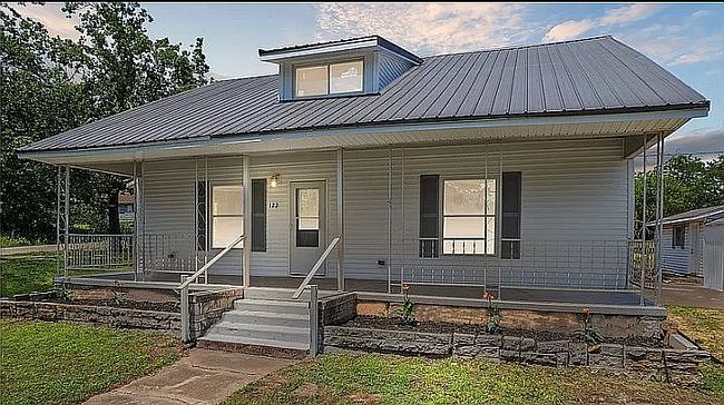 Photo of 122 S 3rd St, Yale, OK