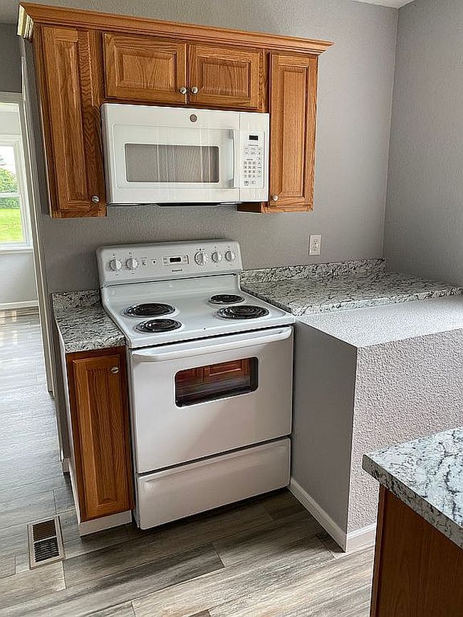 Photo of 44 State Park Dr, Bay City, MI