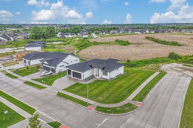 Photo of 16424 N Valley Dr, Urbandale, IA