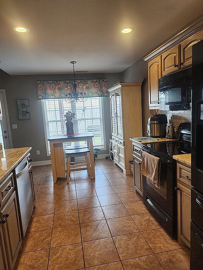 Additional photo 2 of property located at 141 Fox Loop