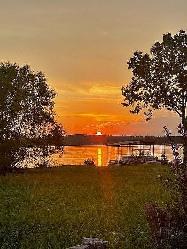 Image of 2077 N Lake Dr
