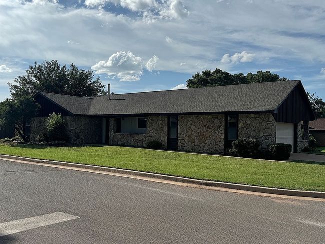 Photo of 101 Regency Dr, Clinton, OK
