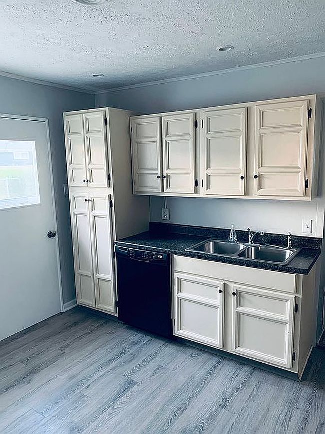 Photo of 608 W Newton St, Winchester, IN