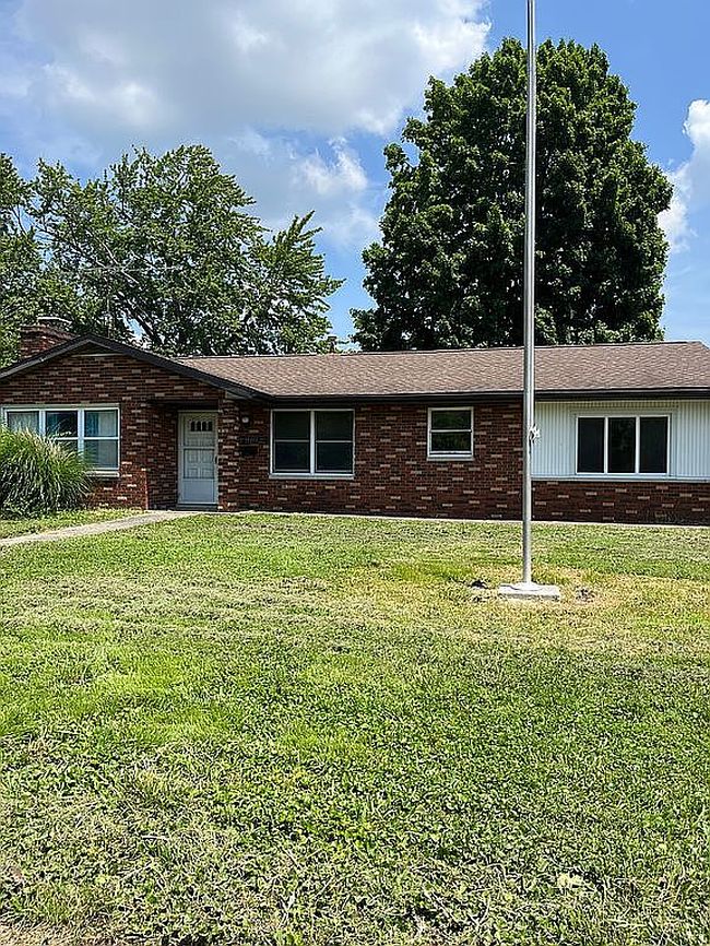 Photo of 131 W Oak St, Oakland City, IN