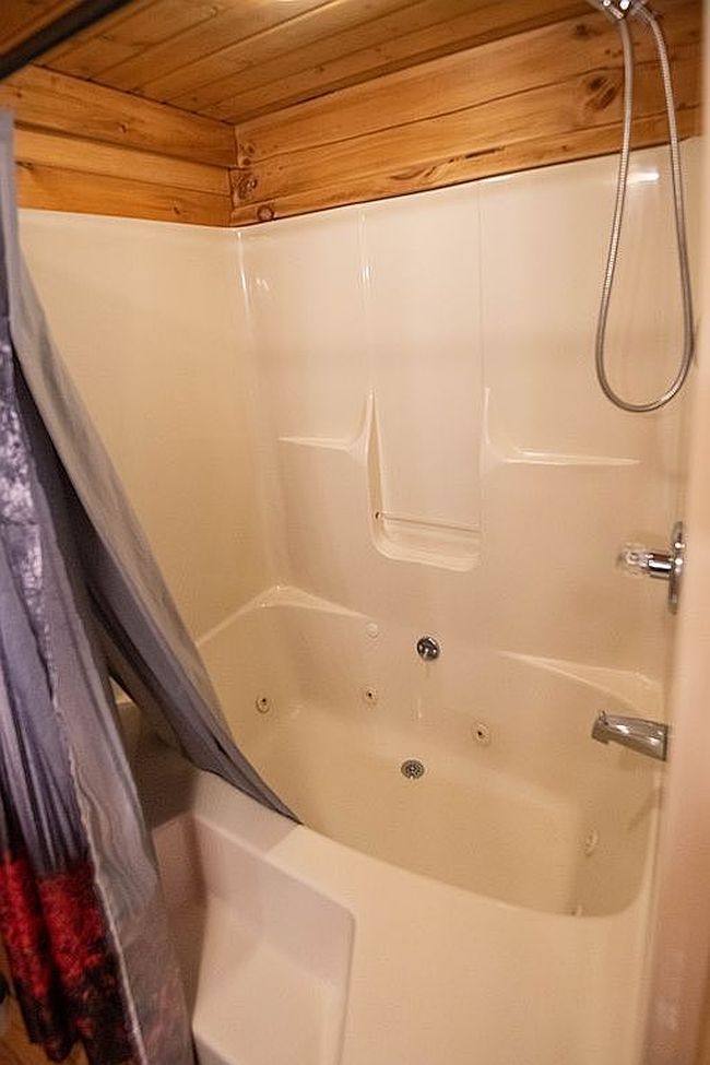 Image of 101 Pines Dr