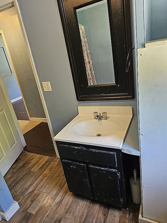 Additional photo 3 of property located at 1030 S Paris St