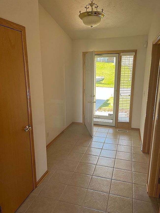 Photo of 11703 Lakeview Dr, Papillion, NE